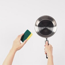 7 metod, jak vyčistit připálený hrnec s tím, co už máte doma