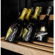 Naklonění police umožňuje jasný pohled na etikety lahví, což usnadňuje výběr zákazníkům a zároveň činí víno vizuálně atraktivnějším. Lakované dřevo dodává vitríně nádech elegance a hřejivosti. - příplatkově
